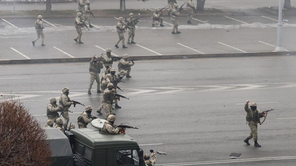 V Almaty zemřelo 13 policistů, dvěma měli useknout hlavu